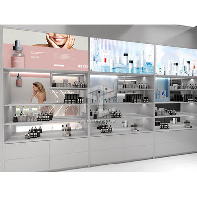Spolverizzi Skincare rivestito i cosmetici di vendita al dettaglio che della mobilia dell'esposizione del negozio comperano decorazione