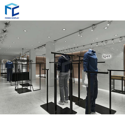 I vestiti di legno di colore dorato nero visualizzano lo scaffale per interior design del negozio